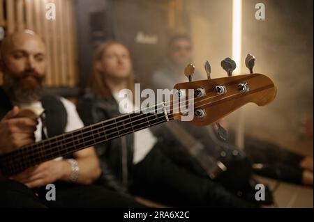 Il musicista della rock band funky riposa dopo il ritratto di ripetizione delle prove Foto Stock