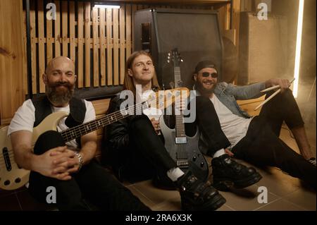 Il musicista della rock band funky riposa dopo il ritratto di ripetizione delle prove Foto Stock