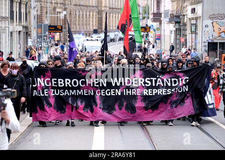 Lipsia, Germania. 1 luglio 2023. I partecipanti a una dimostrazione di sinistra camminano lungo una strada con striscioni. Protestano contro la violenza della polizia in relazione alle proteste del 'giorno X' del 03.06.2023. Credito: Sebastian Willnow/dpa/Alamy Live News Foto Stock