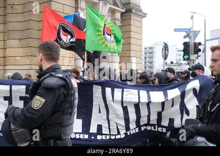 Lipsia, Germania. 1 luglio 2023. I partecipanti a una dimostrazione di sinistra camminano lungo una strada con striscioni. Protestano contro la violenza della polizia in relazione alle proteste del 'giorno X' del 03.06.2023. Credito: Sebastian Willnow/dpa/Alamy Live News Foto Stock