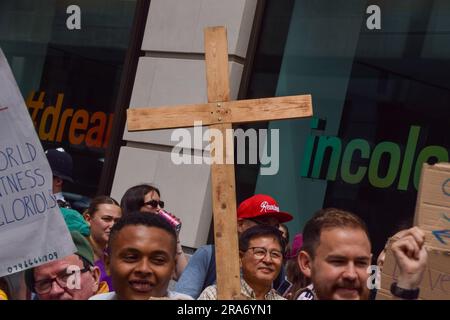 Londra, Inghilterra, Regno Unito. 1 luglio 2023. Un manifestante religioso anti-LGBT tiene una grande croce mentre il Pride in London Parade passa attraverso il centro di Londra. (Immagine di credito: © Vuk Valcic/ZUMA Press Wire) SOLO USO EDITORIALE! Non per USO commerciale! Crediti: ZUMA Press, Inc./Alamy Live News Foto Stock