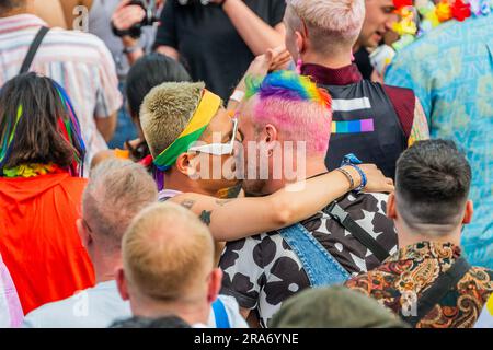 Londra, Regno Unito. 1 luglio 2023. Le stelle suonano a una folla grande ed entusiasta - il concerto in Trafalgar Square - l'annuale sfilata e festival Pride in London come parte del Pride Month. Crediti: Guy Bell/Alamy Live News Foto Stock