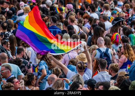 Londra, Regno Unito. 1 luglio 2023. Le stelle suonano a una folla grande ed entusiasta - il concerto in Trafalgar Square - l'annuale sfilata e festival Pride in London come parte del Pride Month. Crediti: Guy Bell/Alamy Live News Foto Stock