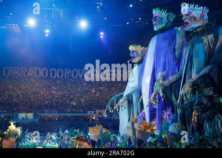 Parintins, Brasile. 1 luglio 2023. AM - PARINTINS - 07/01/2023 - PARINTINS, AMAZONAS, PARINTINS FOLKLORIC FESTIVAL 2023 - presentazione di Boi-bumba Caprichoso durante la prima notte del 56° Festival FOLCLORISTICO Parintins. La disputa tra i buoi Garantido (rosso e bianco) e Caprichoso (blu e bianco) si svolge nella città di Parintins, all'interno dello Stato di Amazonas, a circa 372 km dalla capitale Manaus. Foto: Suamy Beydoun/AGIF/Sipa USA credito: SIPA USA/Alamy Live News Foto Stock