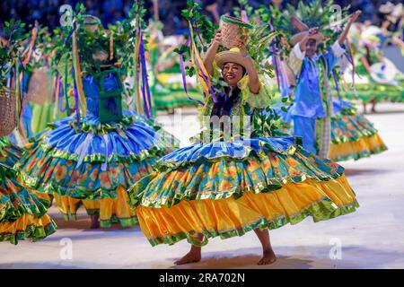 Parintins, Brasile. 1 luglio 2023. AM - PARINTINS - 07/01/2023 - PARINTINS, AMAZONAS, PARINTINS FOLKLORIC FESTIVAL 2023 - presentazione di Boi-bumba Caprichoso durante la prima notte del 56° Festival FOLCLORISTICO Parintins. La disputa tra i buoi Garantido (rosso e bianco) e Caprichoso (blu e bianco) si svolge nella città di Parintins, all'interno dello Stato di Amazonas, a circa 372 km dalla capitale Manaus. Foto: Suamy Beydoun/AGIF/Sipa USA credito: SIPA USA/Alamy Live News Foto Stock