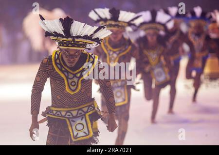 Parintins, Brasile. 1 luglio 2023. AM - PARINTINS - 07/01/2023 - PARINTINS, AMAZONAS, PARINTINS FOLKLORIC FESTIVAL 2023 - presentazione di Boi-bumba Caprichoso durante la prima notte del 56° Festival FOLCLORISTICO Parintins. La disputa tra i buoi Garantido (rosso e bianco) e Caprichoso (blu e bianco) si svolge nella città di Parintins, all'interno dello Stato di Amazonas, a circa 372 km dalla capitale Manaus. Foto: Suamy Beydoun/AGIF/Sipa USA credito: SIPA USA/Alamy Live News Foto Stock