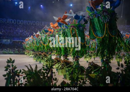 Parintins, Brasile. 1 luglio 2023. AM - PARINTINS - 07/01/2023 - PARINTINS, AMAZONAS, PARINTINS FOLKLORIC FESTIVAL 2023 - presentazione di Boi-bumba Caprichoso durante la prima notte del 56° Festival FOLCLORISTICO Parintins. La disputa tra i buoi Garantido (rosso e bianco) e Caprichoso (blu e bianco) si svolge nella città di Parintins, all'interno dello Stato di Amazonas, a circa 372 km dalla capitale Manaus. Foto: Suamy Beydoun/AGIF/Sipa USA credito: SIPA USA/Alamy Live News Foto Stock