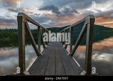 Attracca dal lago interno vicino al fiume Powel, British Columbia, Canada. Foto Stock