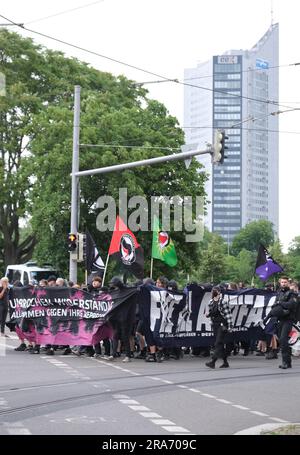 Lipsia, Germania. 1 luglio 2023. I partecipanti a una dimostrazione di sinistra camminano lungo una strada con striscioni. Protestano contro la violenza della polizia in relazione alle proteste del 'giorno X' del 03.06.2023. Credito: Sebastian Willnow/dpa/Alamy Live News Foto Stock