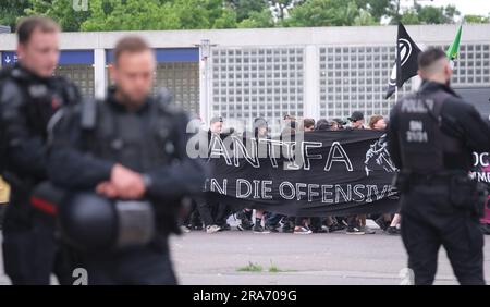 Lipsia, Germania. 1 luglio 2023. I partecipanti a una dimostrazione di sinistra camminano lungo una strada con striscioni. Protestano contro la violenza della polizia in relazione alle proteste del 'giorno X' del 03.06.2023. Credito: Sebastian Willnow/dpa/Alamy Live News Foto Stock