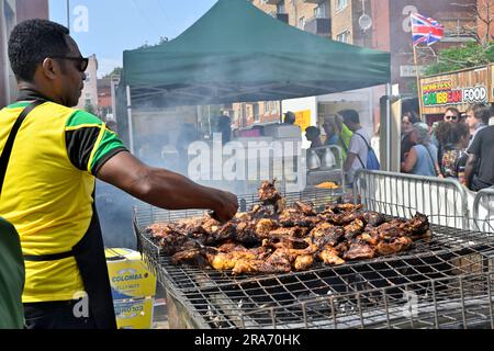 St Paul's Caribbean Carnival 2023, Bristol, Inghilterra, Regno Unito, 1 luglio 2023. St Pauls, Bristol. Cucinare il pollo al barbecue Foto Stock