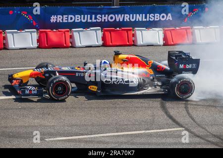 Red Bull Showrun Lisboa 2023. Spettacolo di Formula 1 per gli appassionati di sport motoristici a Lisbona, Portogallo. David Coulthard alla guida della Red Bull RB7 Formula 1. Foto Stock