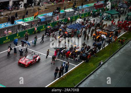 La griglia di partenza della Sprint Race: FIA Mercedes-AMG GT Black Series Safety Car davanti al campo durante la Formula 1 2023 Rolex Grosser Preis von Osterreich, Gran Premio d'Austria 2023, nona prova del Campionato del mondo di Formula 1 2023 dal 30 giugno al 2 luglio, 2023 on the Red Bull Ring, a Spielberg, Austria credito: Independent Photo Agency Srl/Alamy Live News Foto Stock