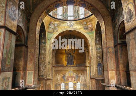 Ucraina, Kiev - 05 25 2023: St. Interno della chiesa di Sophia. Mosaico d'oro della Vergine Maria. Antica cattedrale cristiana. Affresco e arco di Santa Sofia. Foto Stock