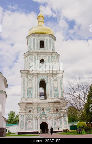 Ucraina, Kiev - 05 25 2023: St. Cappella della chiesa di Sophia con campana. Antica cattedrale cristiana. Torre di Santa Sofia con croce dorata. Foto Stock