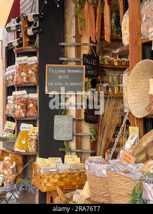 Specialità gastronomiche italiane all'ingresso di un negozio a Castiglione del Lago Foto Stock