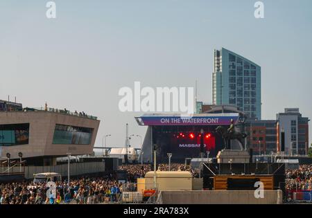 Concerto di Jamie Webster sul lungomare di Liverpool Foto Stock