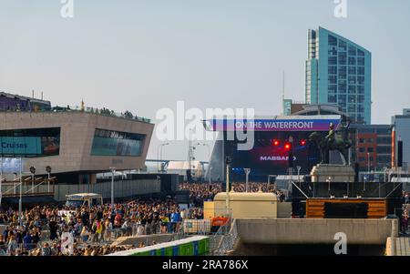 Concerto di Jamie Webster sul lungomare di Liverpool Foto Stock