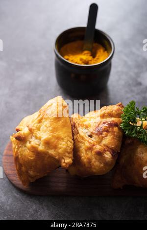 Primo piano della cucina tradizionale kazaka e dell'Asia centrale. Samsa o samosa o Sambousak su un piatto. Samsa o Samosa è un pasto orientale per essere S Foto Stock