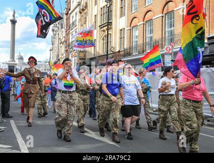 Londra, Regno Unito. 1 luglio 2023. I militari britannici prendono parte alla parata con una banda, soldati dell'esercito e della marina in marcia. Partecipanti, rivelatori e spettatori lungo il percorso del Pride in London 2023 Parade. Si prevede che 35.000 persone marceranno nella sfilata quest'anno con circa 600 gruppi costituiti da comunità LGBT. Crediti: Imageplotter/Alamy Live News Foto Stock