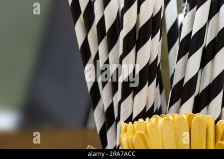 strisce a strisce per cocktail in strisce bianche e nere si trovano sul bar Foto Stock