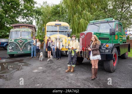 2023 luglio - Croft Carnival Parade - i camion pesanti e la loro famiglia si preparano per il viaggio Foto Stock