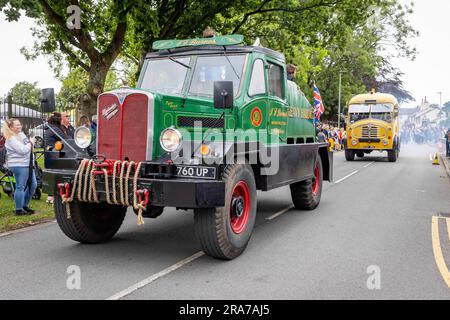 2023 luglio - Croft Carnival Parade con camion pesanti che attraversano il villaggio. Questo Matador convertito sembra essere l'unico in Gran Bretagna Foto Stock