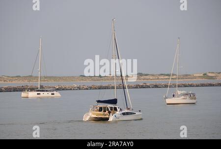 Lewes, Delaware, U.S.A - 18 giugno 2023 - barche a vela private che si spostano sulla baia prima del tramonto Foto Stock