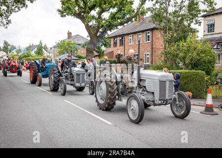 Luglio 2023 - Croft Carnival Parade ha avuto una collezione di trattori che passavano attraverso il villaggio Foto Stock