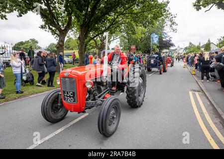 Luglio 2023 - Croft Carnival Parade ha avuto una collezione di trattori che passavano attraverso il villaggio Foto Stock