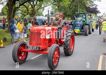 Luglio 2023 - Croft Carnival Parade ha avuto una collezione di trattori che passavano attraverso il villaggio Foto Stock