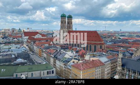 Frauenkirche una chiesa a Monaco, Baviera, vista dalla cima di St Peter's Church Foto Stock