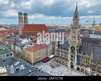 Vista di Frauenkirche e Marienplatz dalla cima di St Peter's Church Foto Stock