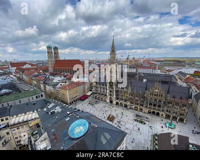 Vista di Frauenkirche e Marienplatz dalla cima di St Peter's Church a Monaco Foto Stock