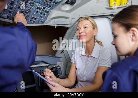 apprendiste di addestramento pilota sorridente Foto Stock