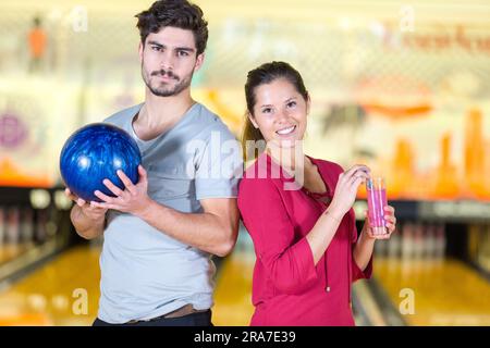 Dating giovane giocare a bowling insieme Foto Stock