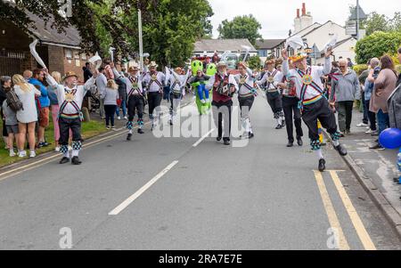 2023 luglio - Croft Carnival Parade passando attraverso il villaggio mentre i Morris Men ballavano lungo il tragitto Foto Stock