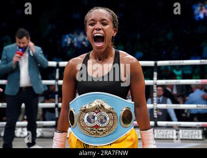 Natasha Jonas celebra la vittoria contro Kandi Wyatt dopo il match per il titolo IBF International dei pesi welter all'AO Arena di Manchester. Data foto: Sabato 1 luglio 2023. Foto Stock