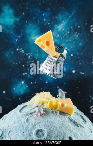 Piccoli topi di plasticina sulla luna. Grattugia levitante e un pezzo di formaggio. Foto Stock