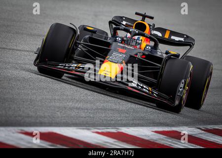 Spielberg, Austria. 1 luglio 2023. Il pilota olandese della Oracle Red Bull Racing Max Verstappen gareggia durante la sessione di Sprint Shootout del Gran Premio di F1 austriaco. Sabato del Gran Premio di F1 austriaco è stata una giornata di Sprint. I piloti hanno gareggiato durante lo Sprint Shootout per impostare la griglia per la Sprint Race. La gara di Sprint fu vinta dal Red Bull Max Verstappen, seguito dai suoi compagni di squadra Segio Perez e dallo spagnolo di Ferrar Carlos Sainz. Credito: SOPA Images Limited/Alamy Live News Foto Stock