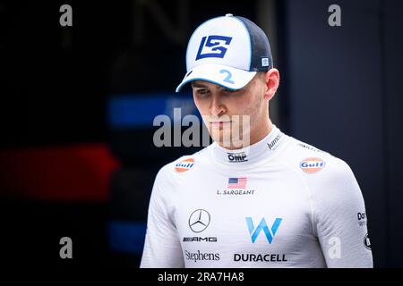 Spielberg, Austria. 1 luglio 2023. Logan Sargent, pilota statunitense di Williams Racing, attraversa il paddock dopo la gara di Sprint del weekend del Gran Premio di F1 austriaco. Sabato del Gran Premio di F1 austriaco è stata una giornata di Sprint. I piloti hanno gareggiato durante lo Sprint Shootout per impostare la griglia per la Sprint Race. La gara di Sprint fu vinta dal Red Bull Max Verstappen, seguito dai suoi compagni di squadra Segio Perez e dallo spagnolo di Ferrar Carlos Sainz. Credito: SOPA Images Limited/Alamy Live News Foto Stock