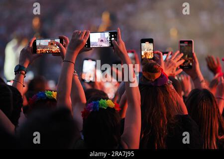 Bologna, Italia. 1 luglio 2023. Il cantante italiano Marco Mengoni si esibisce sul palco durante il suo â&#x80;&#x9c;Marco negli stadi tour 2023â&#x80;&#x9d; al Dallâ&#x80;&#x99;Ara Stadium, Bologna, 01 luglio 2023 Credit: Independent Photo Agency/Alamy Live News Foto Stock