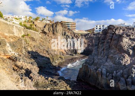 Piccola e pittoresca spiaggia tra le scogliere di Los Gigantes a Tenerife. Isole Canarie, Spagna Foto Stock