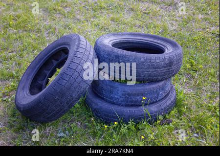 Vecchi pneumatici, un mucchio di vecchi pneumatici, uno scarico di pneumatici usurati da auto usate. Foto Stock