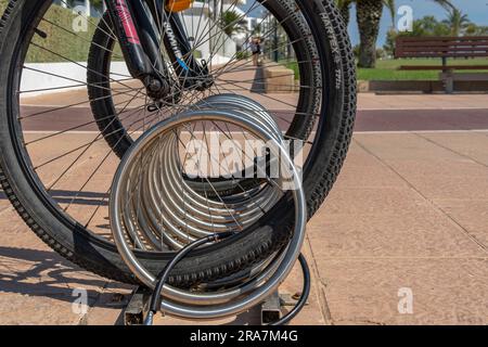 Cala Millor, Spagna; 17 giugno 2023: Primo piano delle ruote per biciclette parcheggiate per strada. Cala Millor, isola di Maiorca, Spagna Foto Stock