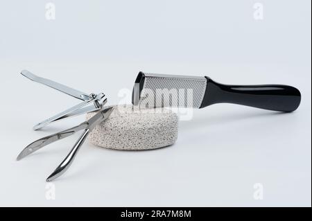 Set da uomo per pedicure utensili di forbici, scrub per piedi isolati su sfondo bianco studio Foto Stock