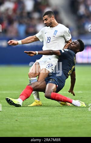 PARIGI, FRANCIA - 19 GIUGNO: Giorgos Giakoumakis della Grecia e Aurelien Tchouameni della Francia in azione durante il turno di qualificazione A UEFA EURO 2024 gruppo B. Foto Stock
