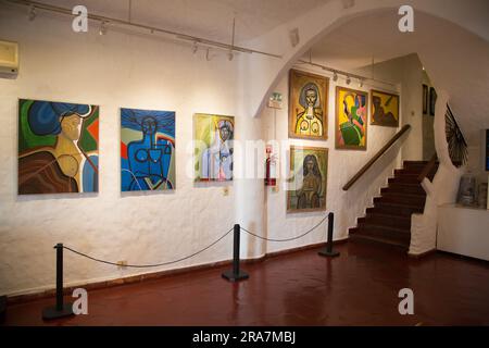 Vista della galleria d'arte all'interno di Casapueblo. Edificio progettato dall'artista uruguaiano Carlos Páez Vilaró. Situato a Punta Ballena, Uruguay, Foto Stock