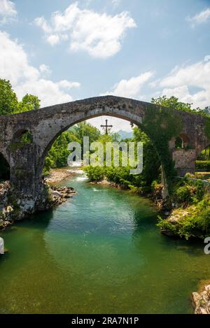 Vista del ponte romano a Cangas De Onis Foto Stock