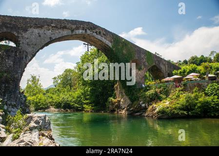 Vista del ponte romano a Cangas De Onis Foto Stock